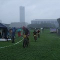 雨に加えてキリまで立ち込めた会場。後方は千葉マリンスタジアム