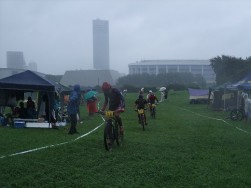 雨に加えてキリまで立ち込めた会場。後方は千葉マリンスタジアム