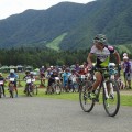 小学校１年クラスのスタート。小野寺選手が先導役を務めてくれました